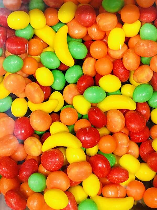 果物の形をしたカラフルなたくさんのラムネ菓子