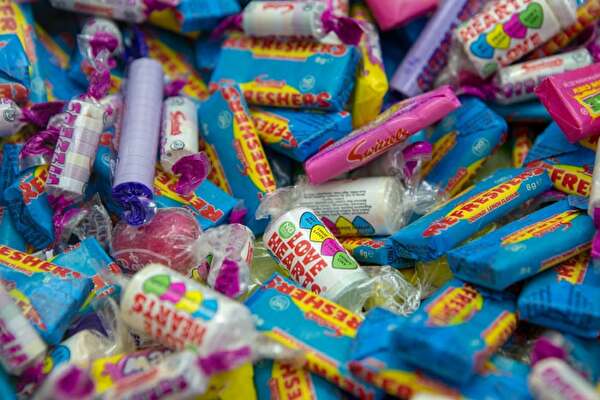 カラフルないっぱいのラムネ菓子