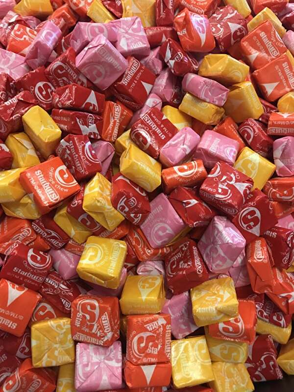 カラフルないっぱいの包み菓子