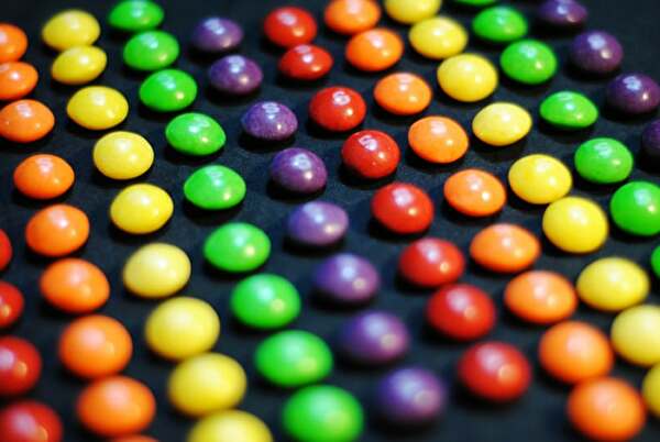 たくさんのマーブルチョコが並んでいる