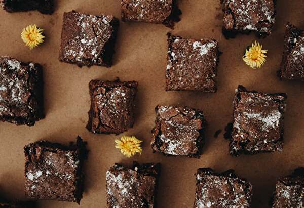 四角いチョコのシフォンケーキが並んでいる